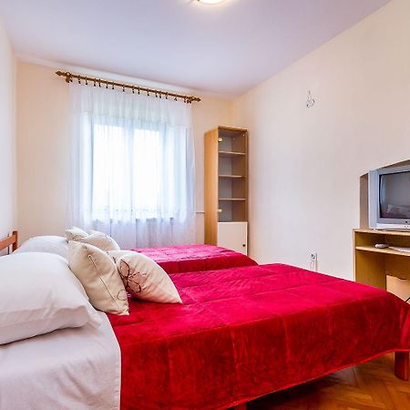 Ferienwohnung Mit Wlan, Klima, Parkplatz, Grill Und Grossem Garten Zum Fussball Spielen Gajana Luaran gambar