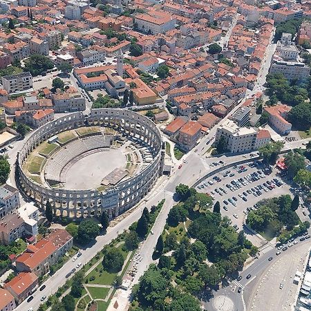 Ferienwohnung Mit Wlan, Klima, Parkplatz, Grill Und Grossem Garten Zum Fussball Spielen Gajana Luaran gambar