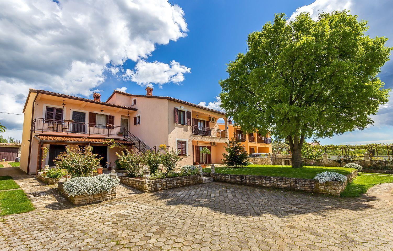 Ferienwohnung Mit Wlan, Klima, Parkplatz, Grill Und Grossem Garten Zum Fussball Spielen Gajana Luaran gambar
