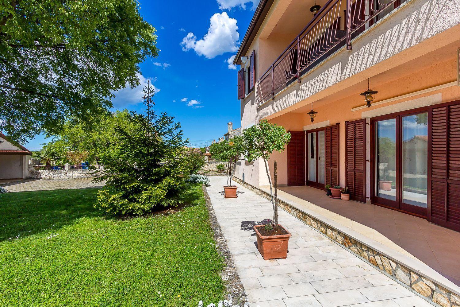 Ferienwohnung Mit Wlan, Klima, Parkplatz, Grill Und Grossem Garten Zum Fussball Spielen Gajana Luaran gambar